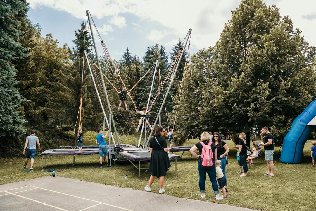 Otroci na bungee trampolinu